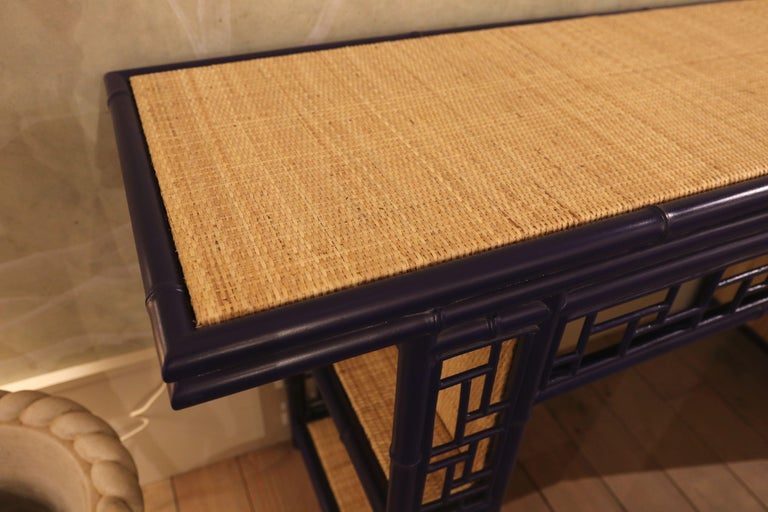 Consola de bambú imitación madera con tapa y laterales de rafia