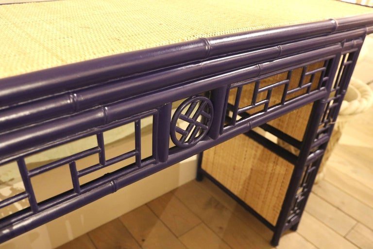 Consola de bambú imitación madera con tapa y laterales de rafia