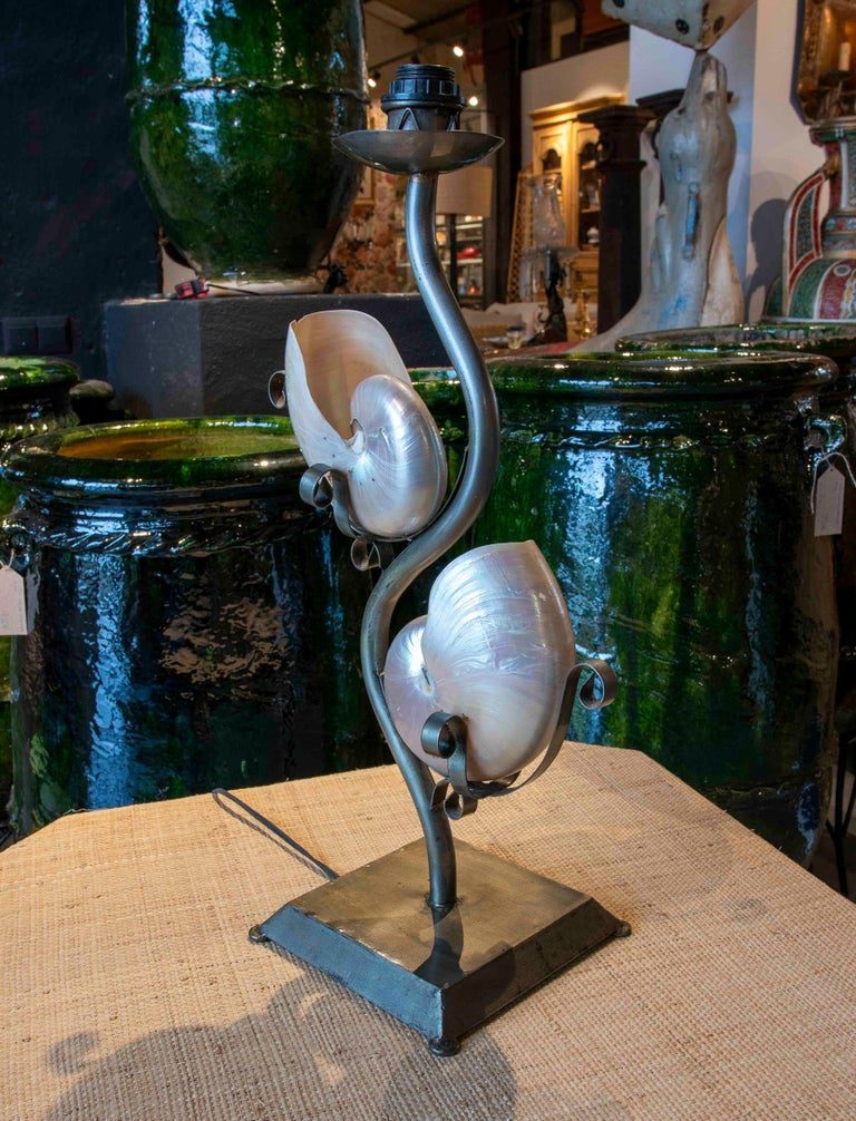 Lámpara de mesa de metal de los años 80 con dos conchas marinas naturales