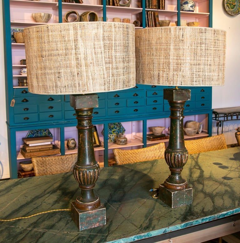 Pareja de lámparas de balaustre de madera policromada en verde del siglo XIX