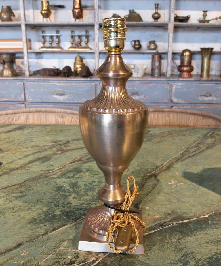 Lámpara de mesa francesa de metal dorado de los años 70