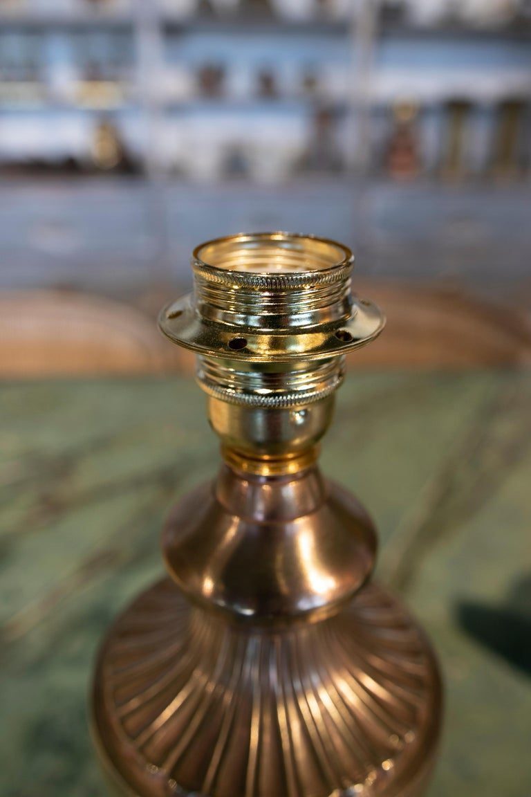 Lámpara de mesa francesa de metal dorado de los años 70