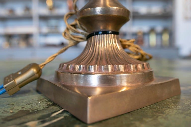 Lámpara de mesa francesa de metal dorado de los años 70