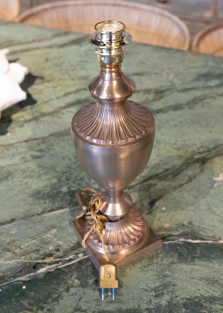Lámpara de mesa francesa de metal dorado de los años 70