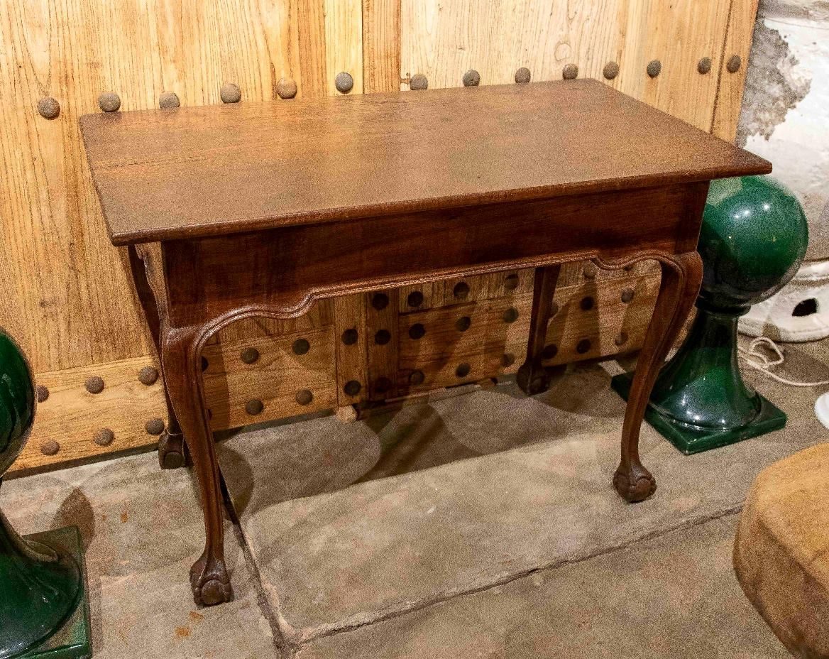Escritorio de madera de los años 50 con patas en forma de garra