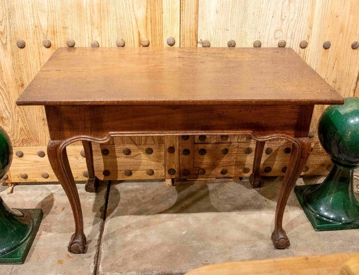 Escritorio de madera de los años 50 con patas en forma de garra