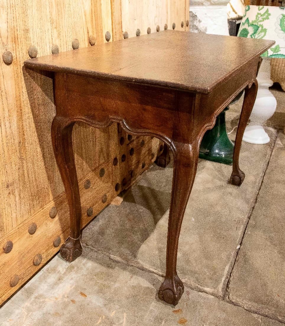 Escritorio de madera de los años 50 con patas en forma de garra