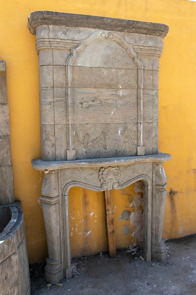 Chimenea monumental de los años 80, de piedra tallada, de estilo barroco francés