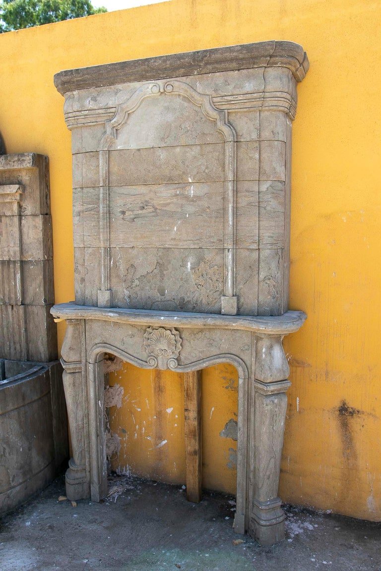 Chimenea monumental de los años 80, de piedra tallada, de estilo barroco francés