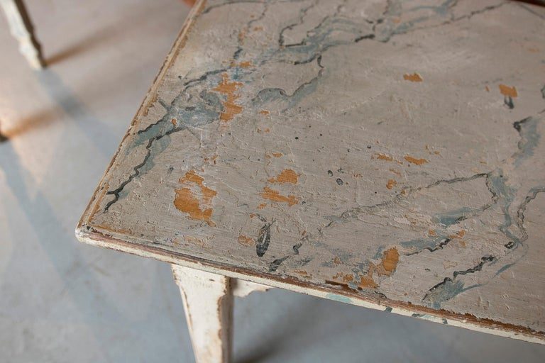 Pareja de mesas españolas de madera con jaspeado pintado a mano