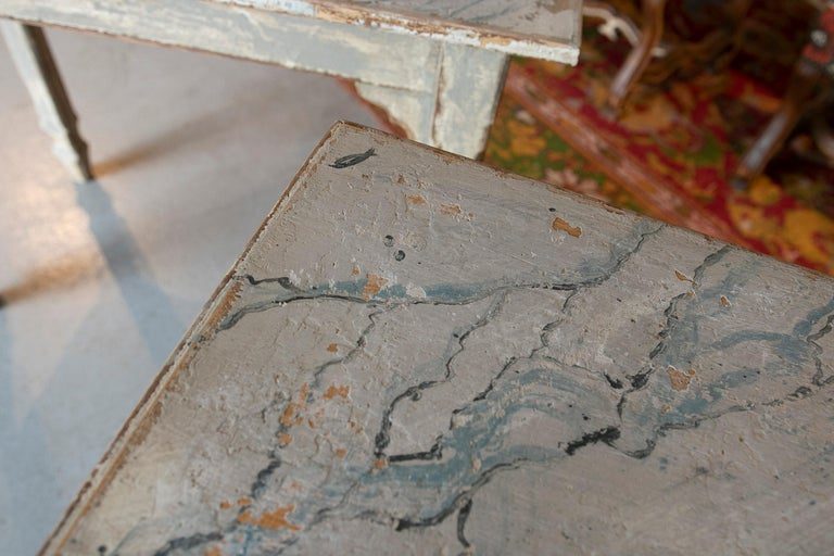 Pareja de mesas españolas de madera con jaspeado pintado a mano