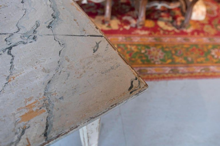 Pareja de mesas españolas de madera con jaspeado pintado a mano