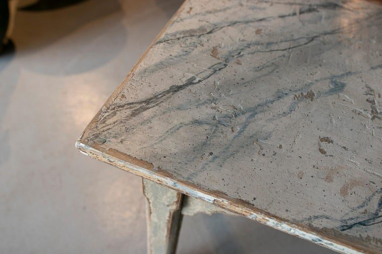 Pareja de mesas españolas de madera con jaspeado pintado a mano