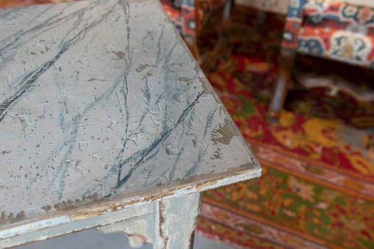 Pareja de mesas españolas de madera con jaspeado pintado a mano