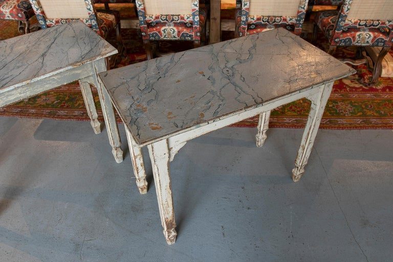 Pareja de mesas españolas de madera con jaspeado pintado a mano