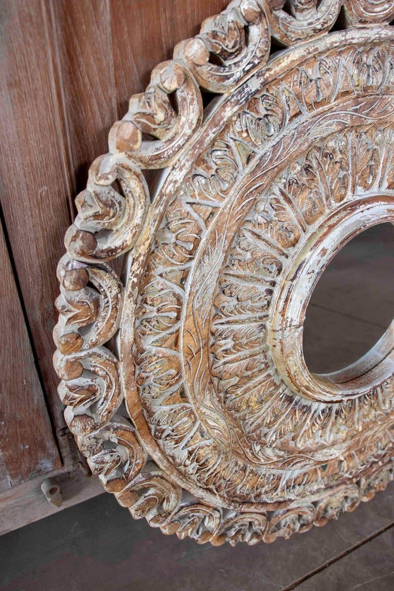 Espejo redondo de los años 90 tallado en madera con acabado envejecido