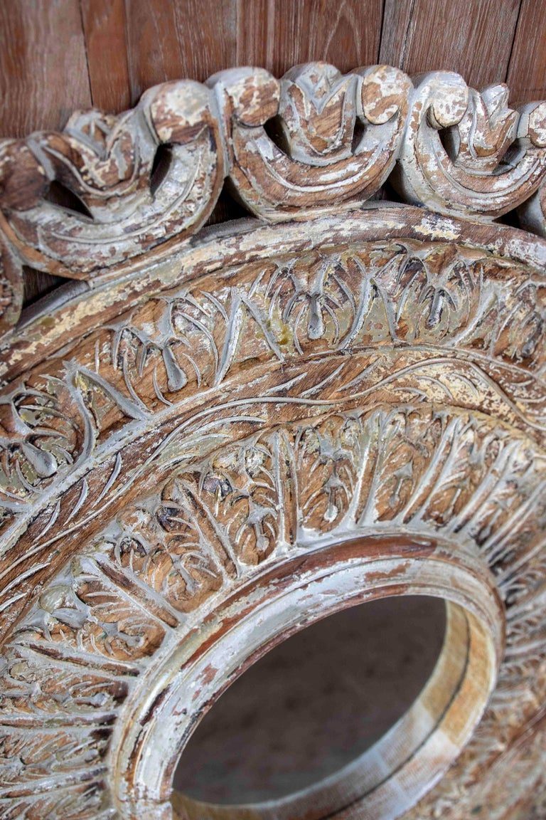 Espejo redondo de los años 90 tallado en madera con acabado envejecido