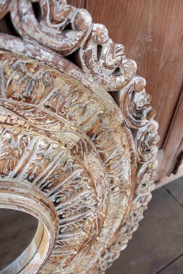 Espejo redondo de los años 90 tallado en madera con acabado envejecido