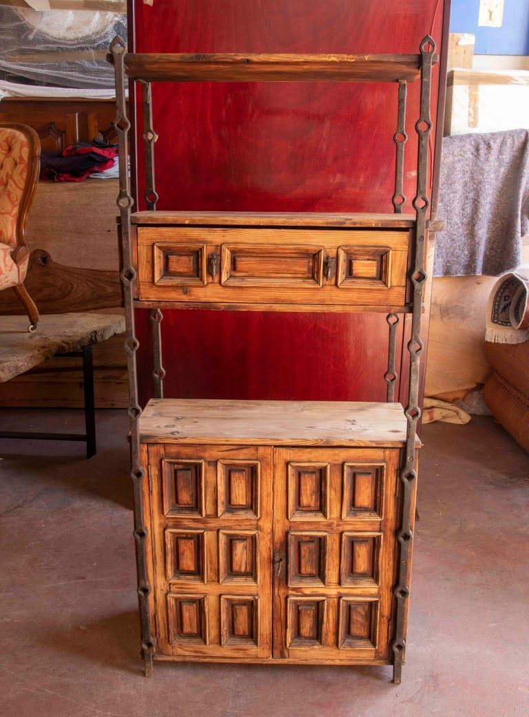 Estantería de madera de los años 70 con paneles y adornos de hierro