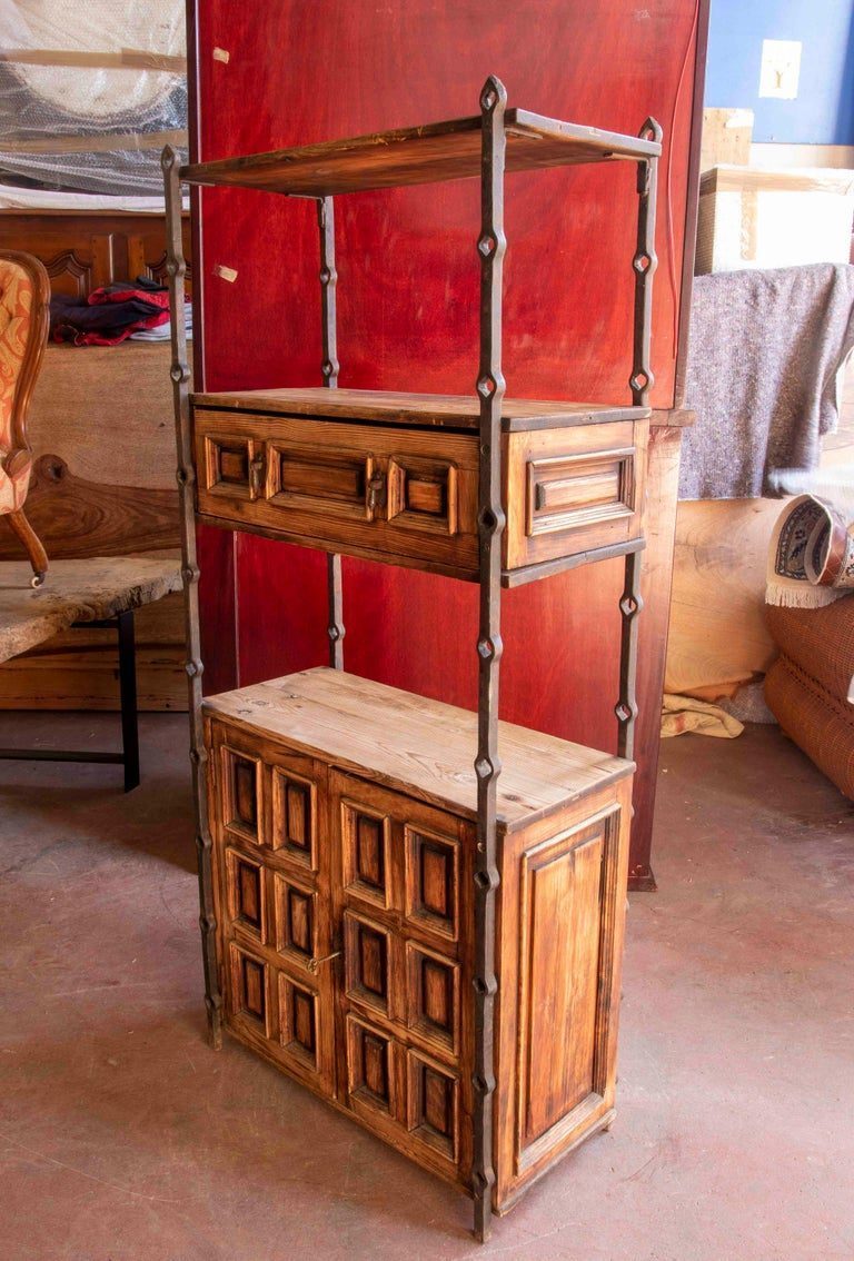 Estantería de madera de los años 70 con paneles y adornos de hierro