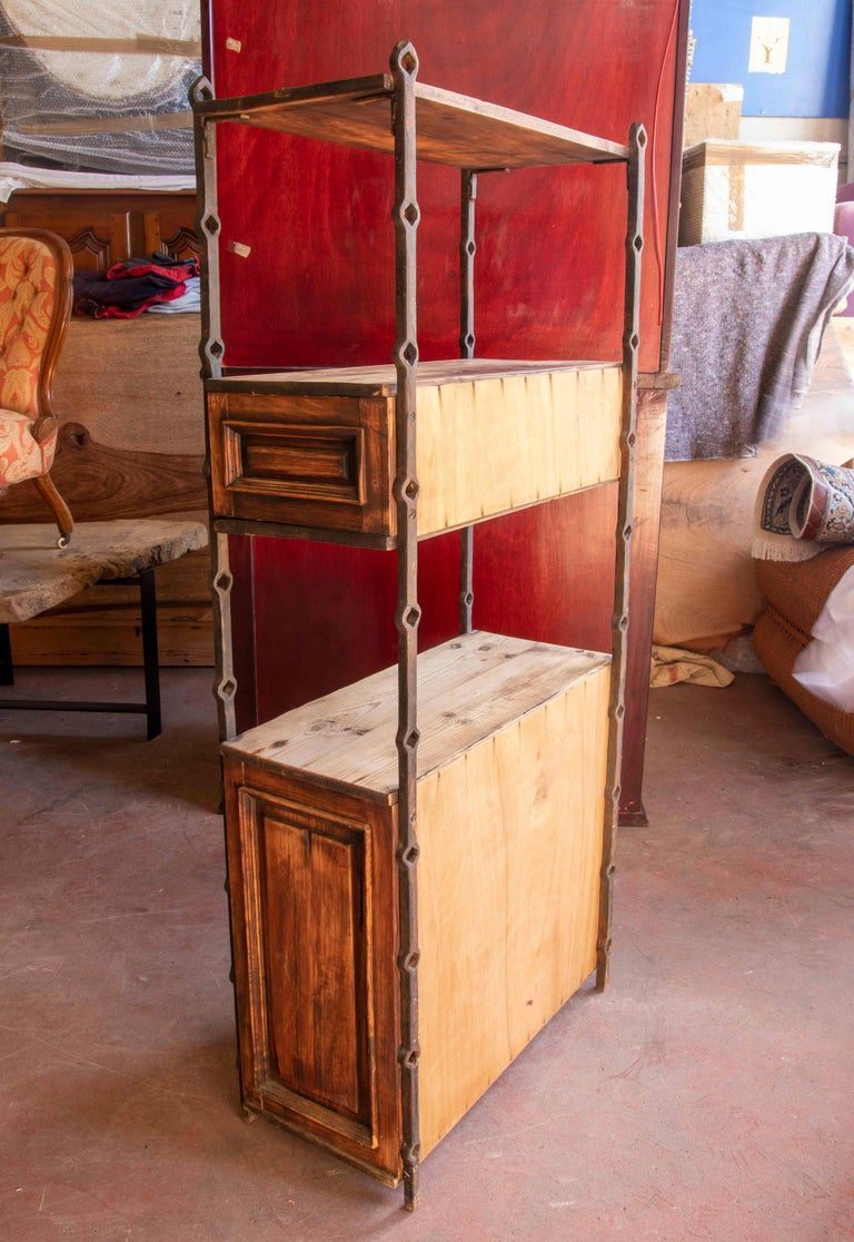 Estantería de madera de los años 70 con paneles y adornos de hierro