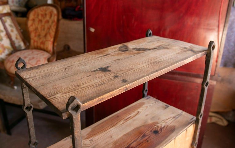 Estantería de madera de los años 70 con paneles y adornos de hierro