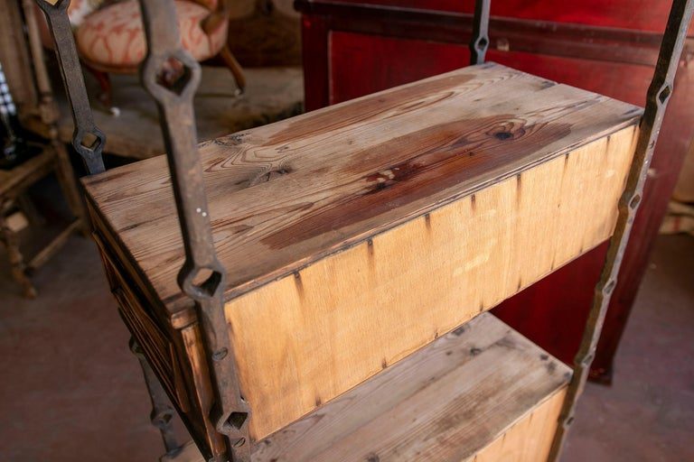 Estantería de madera de los años 70 con paneles y adornos de hierro