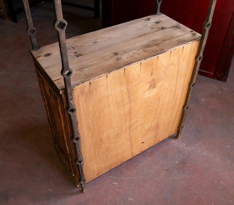 Estantería de madera de los años 70 con paneles y adornos de hierro