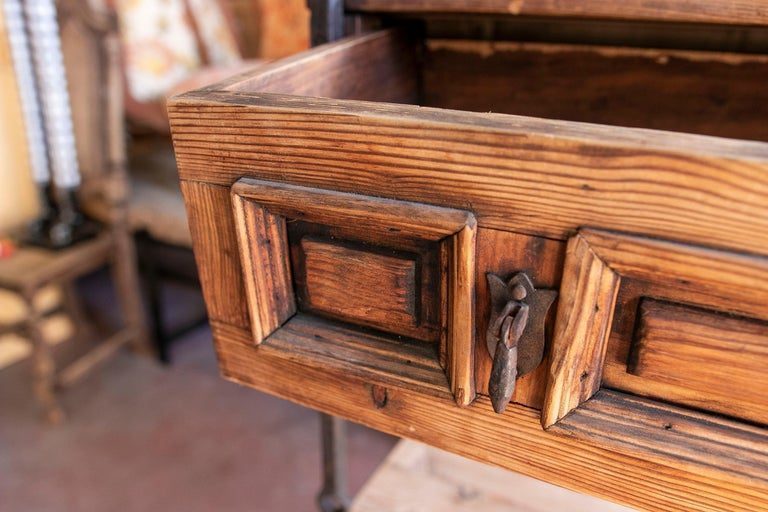 Estantería de madera de los años 70 con paneles y adornos de hierro