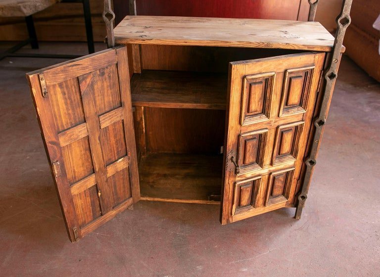 Estantería de madera de los años 70 con paneles y adornos de hierro
