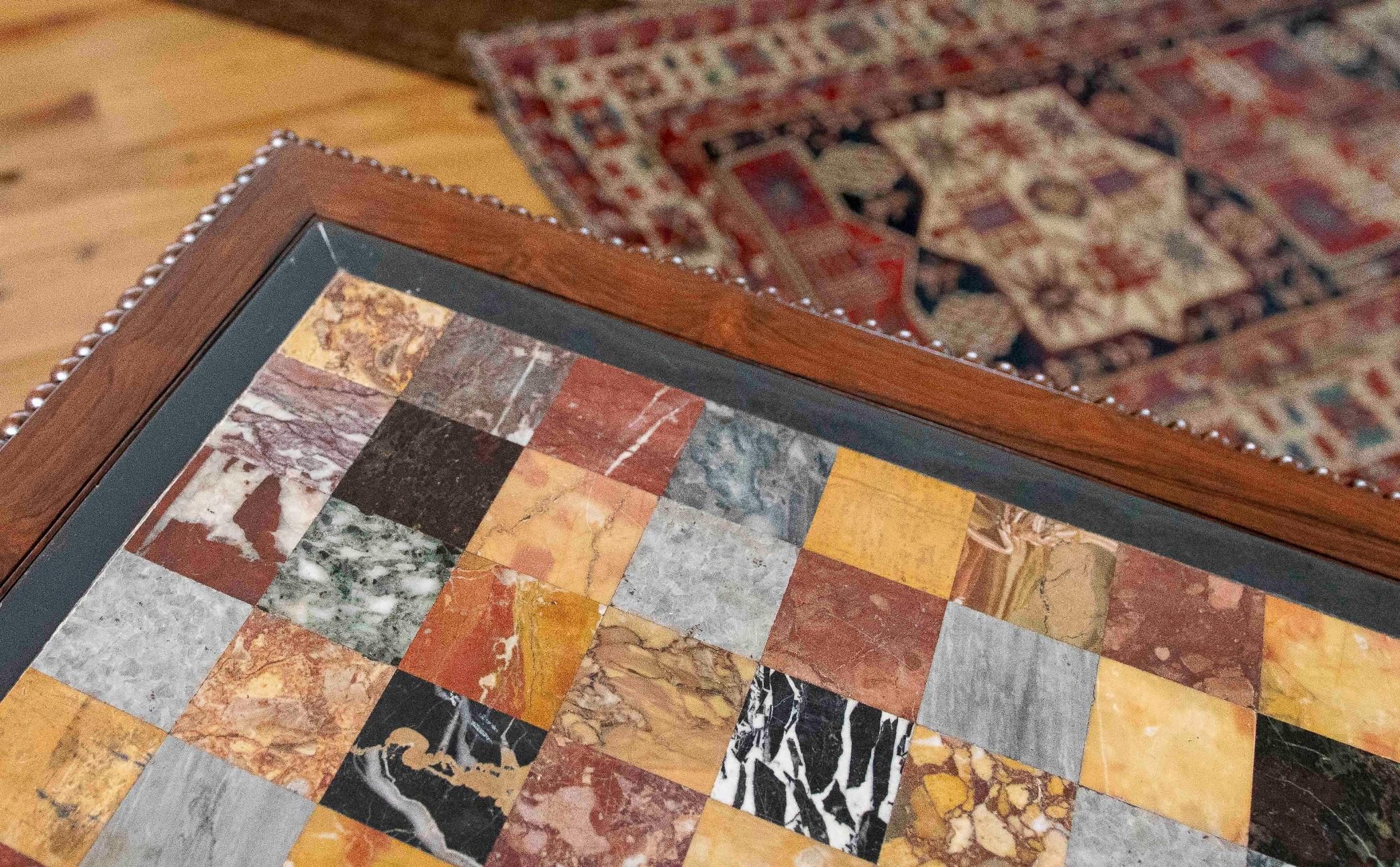 Mesa del siglo XIX de caoba y palo santo con tablero de piedras duras