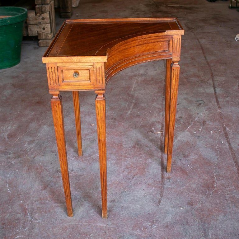Mesa esquinera de caoba inglesa vintage de los años 70