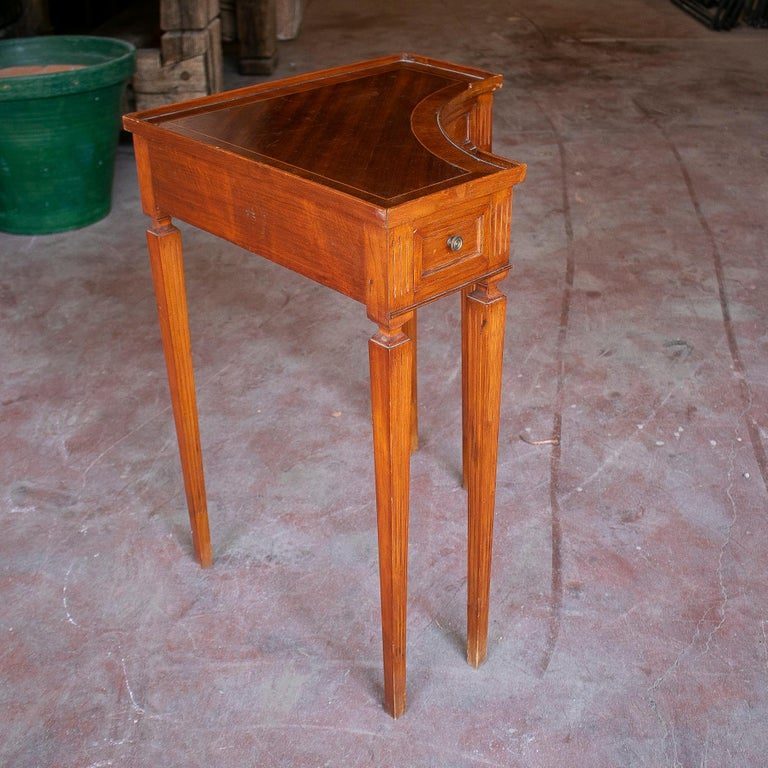 Mesa esquinera de caoba inglesa vintage de los años 70
