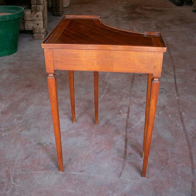 Mesa esquinera de caoba inglesa vintage de los años 70