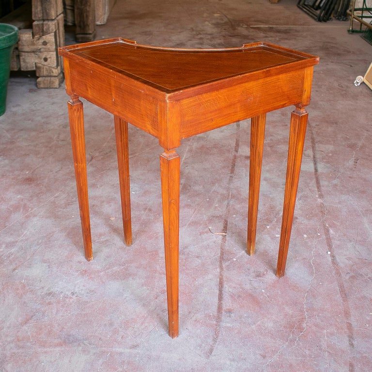 Mesa esquinera de caoba inglesa vintage de los años 70