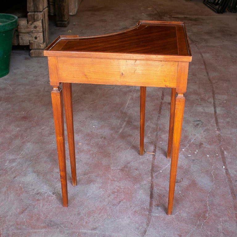 Mesa esquinera de caoba inglesa vintage de los años 70