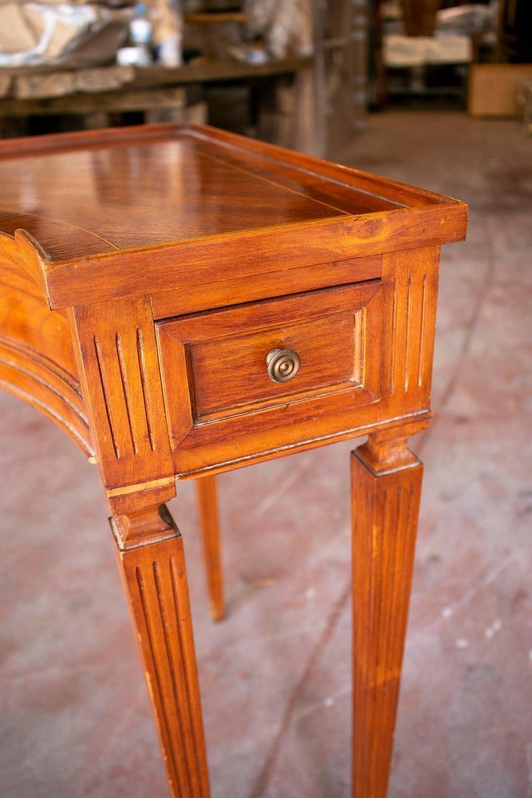 Mesa esquinera de caoba inglesa vintage de los años 70