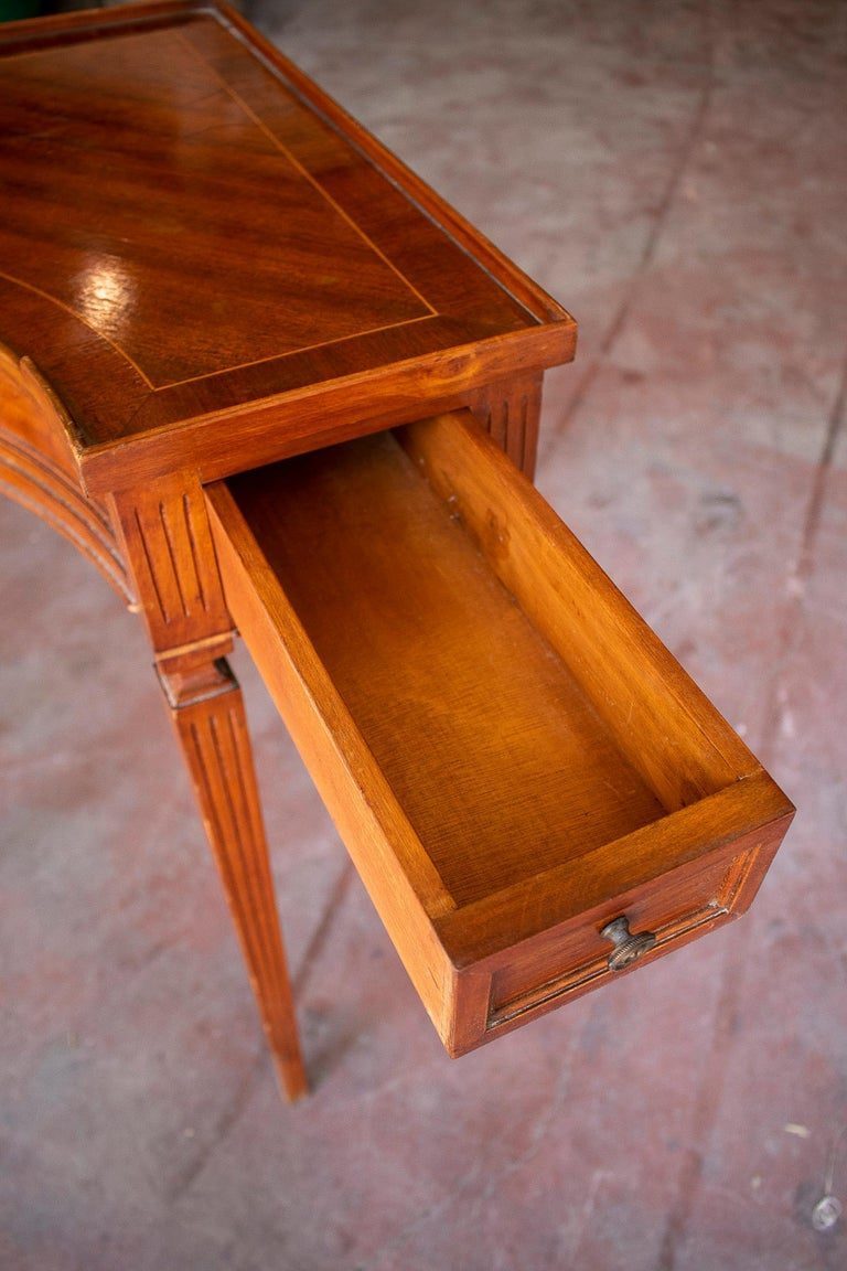 Mesa esquinera de caoba inglesa vintage de los años 70