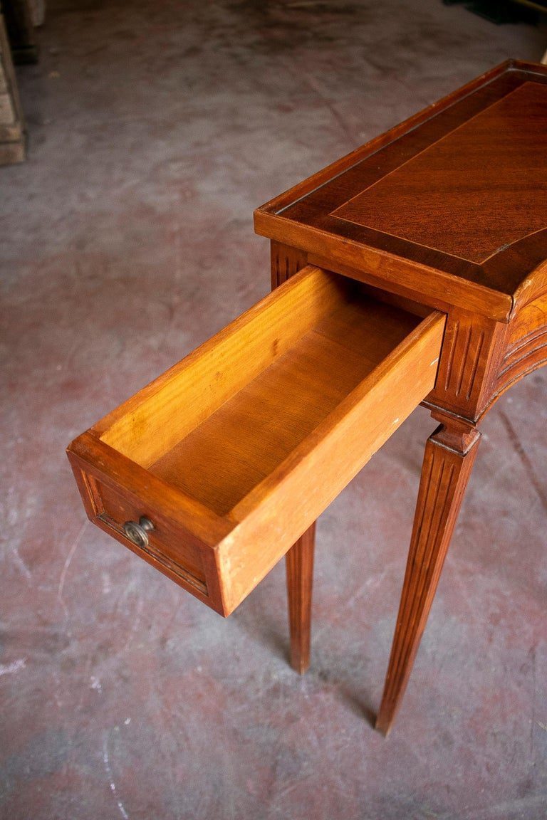 Mesa esquinera de caoba inglesa vintage de los años 70