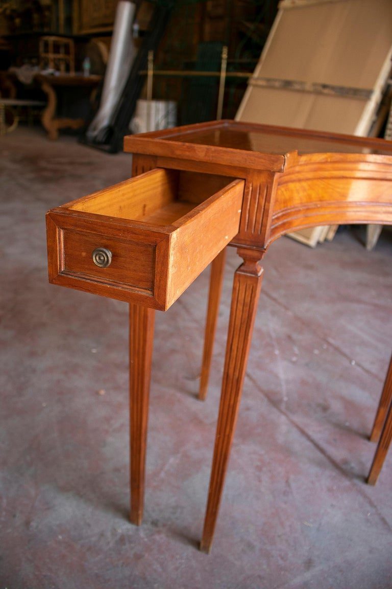 Mesa esquinera de caoba inglesa vintage de los años 70