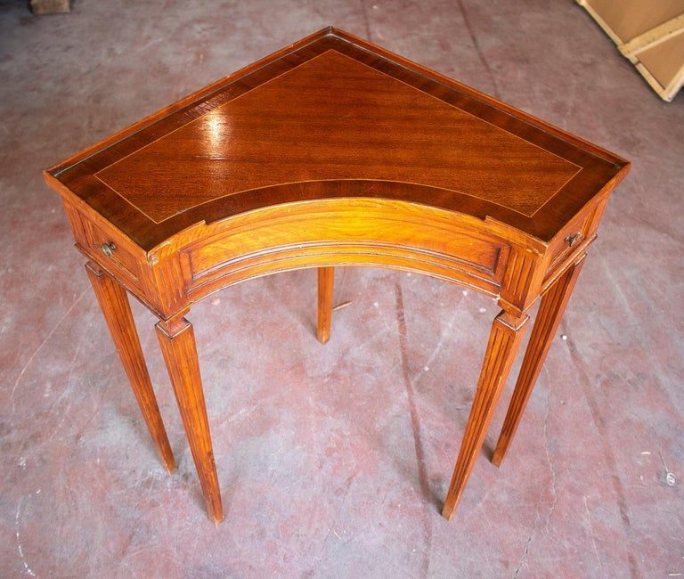 Mesa esquinera de caoba inglesa vintage de los años 70