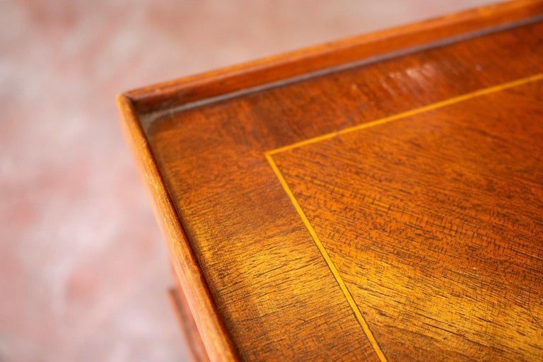 Mesa esquinera de caoba inglesa vintage de los años 70