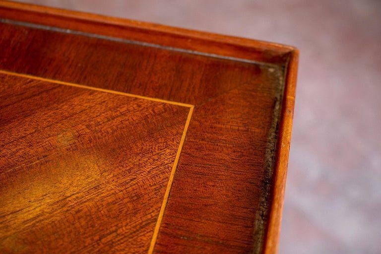 Mesa esquinera de caoba inglesa vintage de los años 70