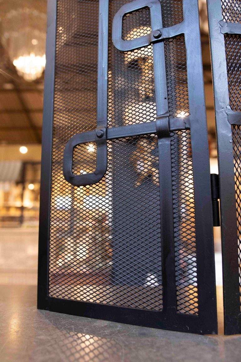 Chispero de Protección para Chimenea con Diseño Geométrico de Hierro