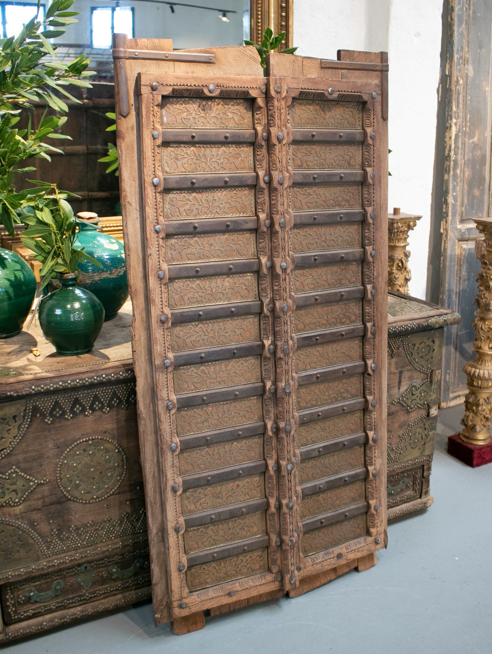 Puerta de Madera de la India Profusamente Decorada con Bronce y Hierro Ornamentales, de los Años 20
