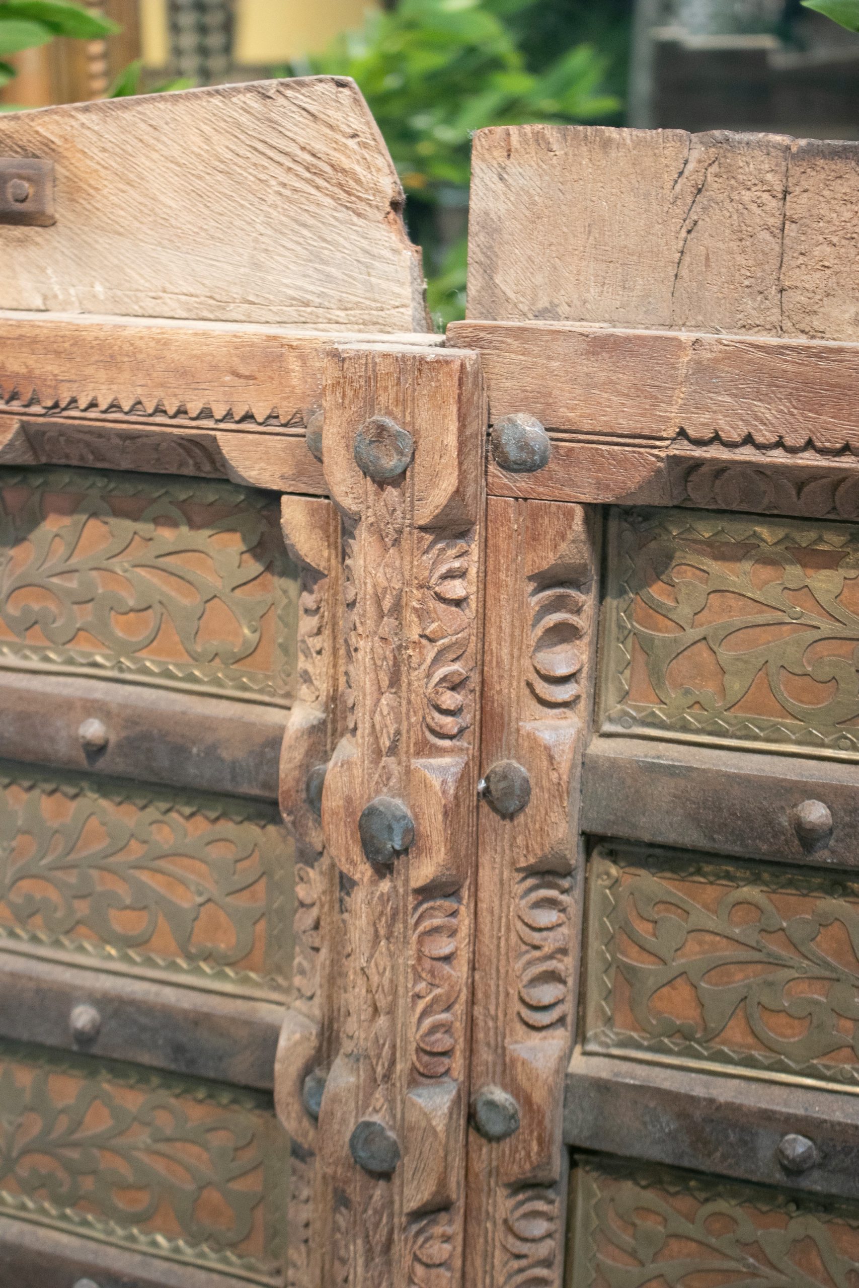 Puerta de Madera de la India Profusamente Decorada con Bronce y Hierro Ornamentales, de los Años 20