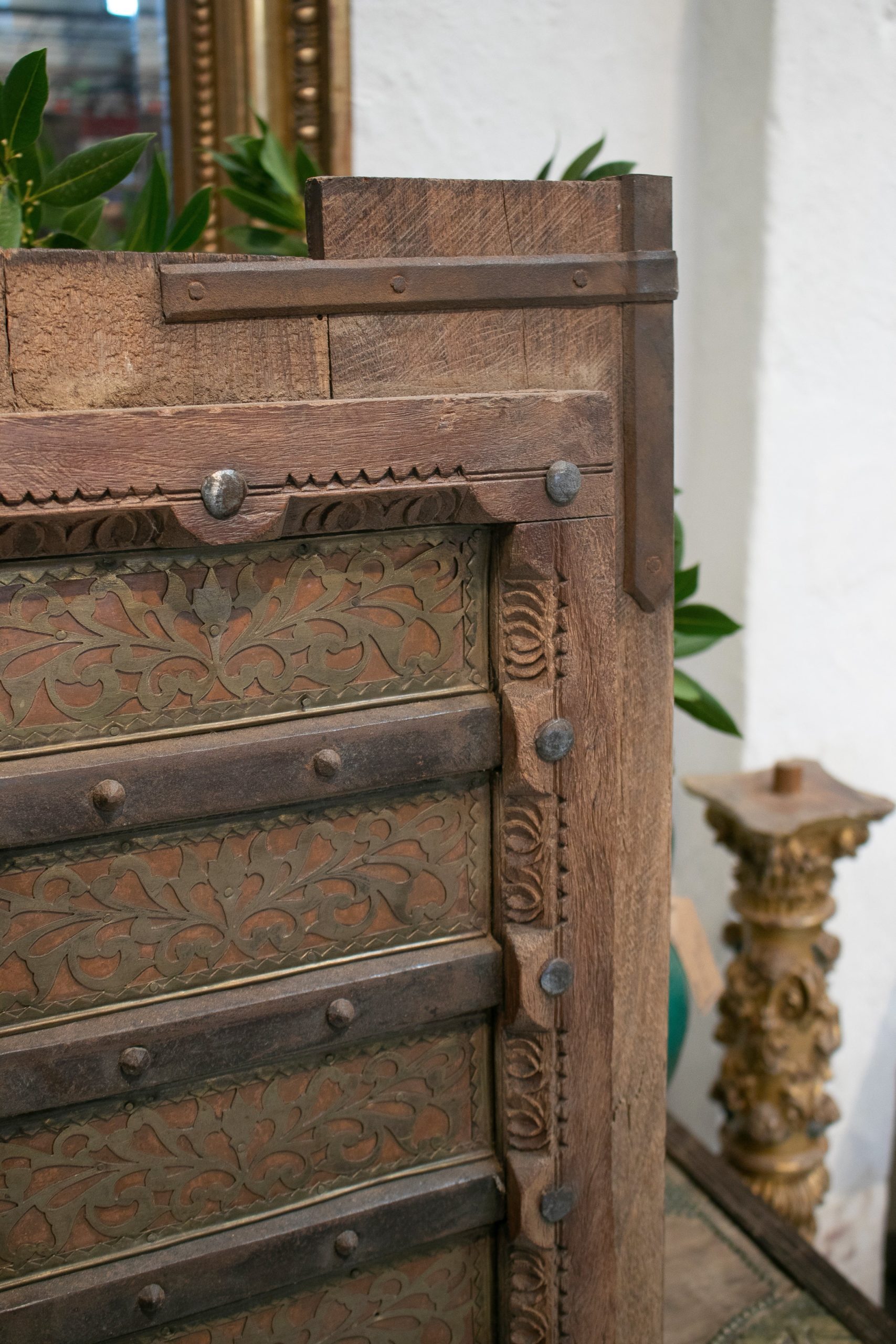 Puerta de Madera de la India Profusamente Decorada con Bronce y Hierro Ornamentales, de los Años 20