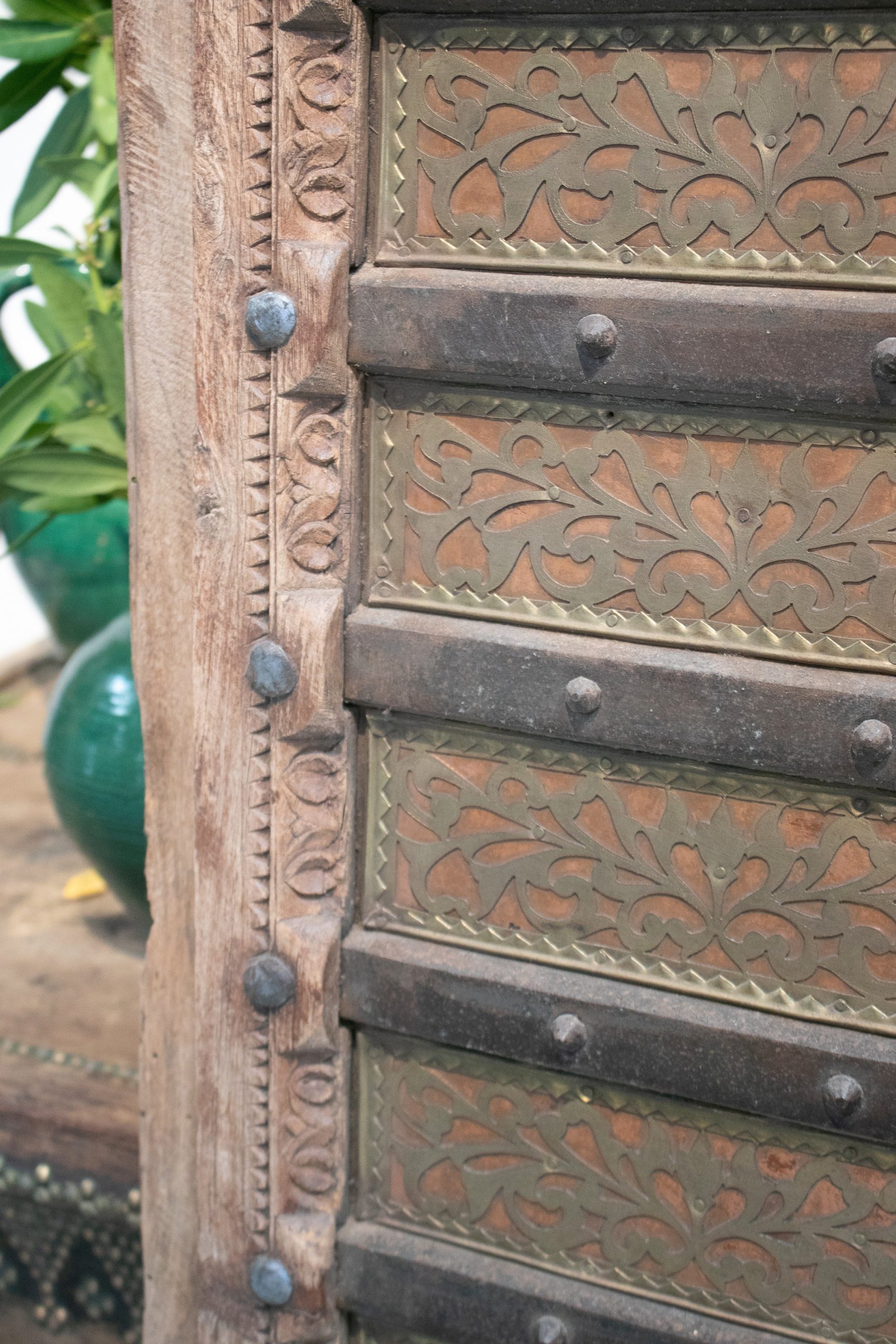 Puerta de Madera de la India Profusamente Decorada con Bronce y Hierro Ornamentales, de los Años 20