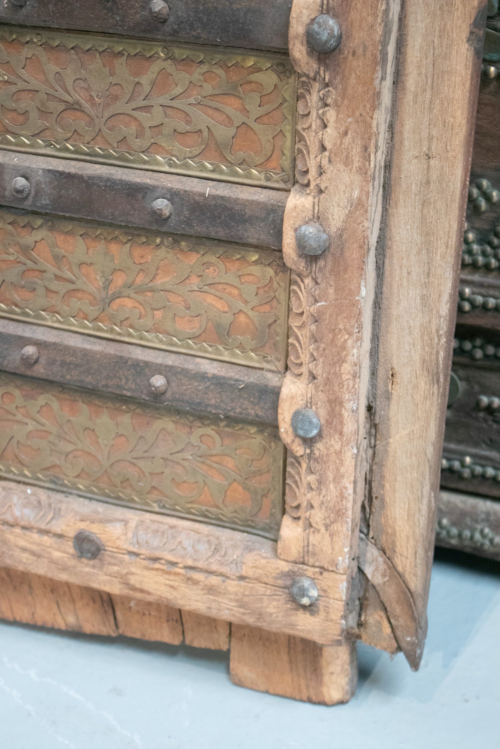 Puerta de Madera de la India Profusamente Decorada con Bronce y Hierro Ornamentales, de los Años 20