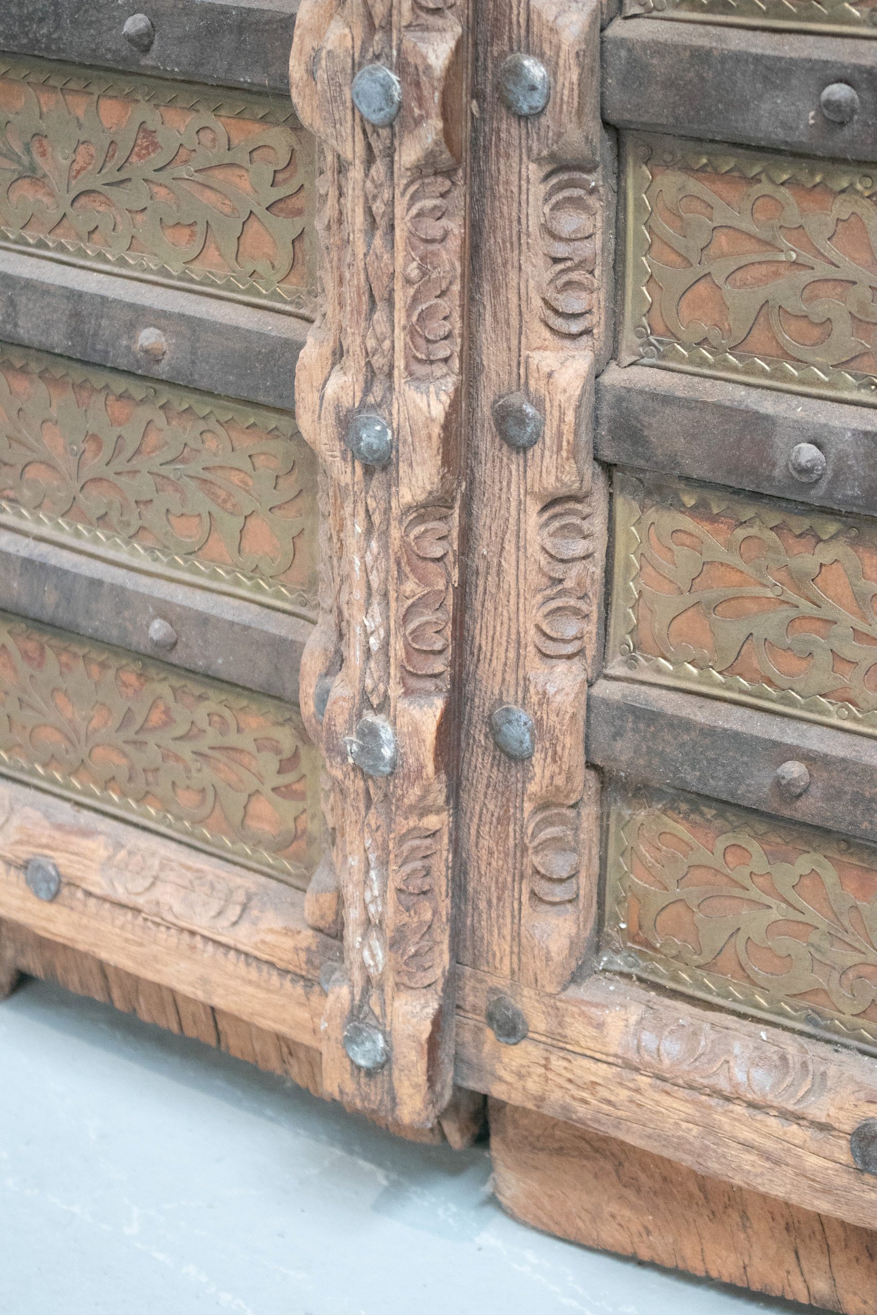 Puerta de Madera de la India Profusamente Decorada con Bronce y Hierro Ornamentales, de los Años 20